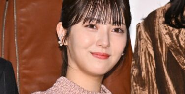 【画像】浜辺美波さんの背中、生々しくてセクシー