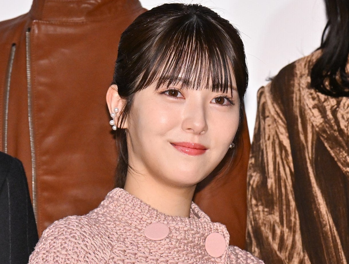 【画像】浜辺美波さんの背中、生々しくてセクシー