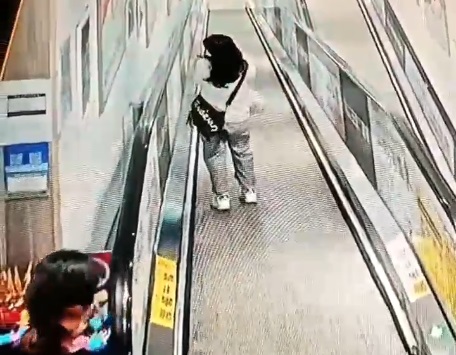 【動画】まんさん、動く歩道でミサイル発射wwwwww