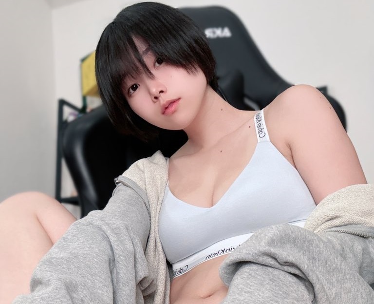 すみれch、エロ画像・動画まとめ！配信（FANZAライブチャット）でオナニー見せつけるボーイッシュ美女！（エロGIF動画あり）