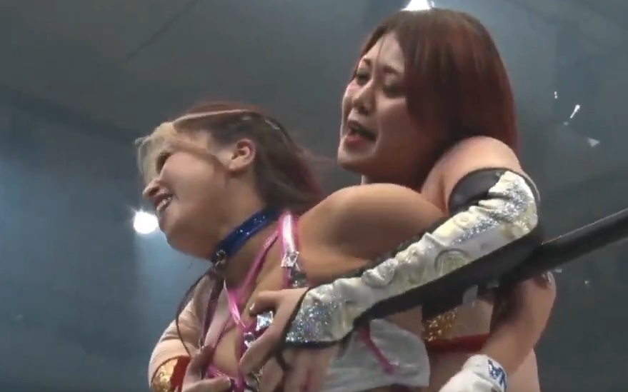 【動画】女子プロレスラー、敵のおっぱいを揉みまくる