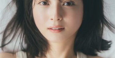 【画像】佐々木希(38)、ほんのちょっと🤏だけ谷間を見せてくれる