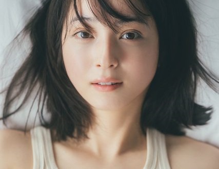 【画像】佐々木希(38)、ほんのちょっと🤏だけ谷間を見せてくれる