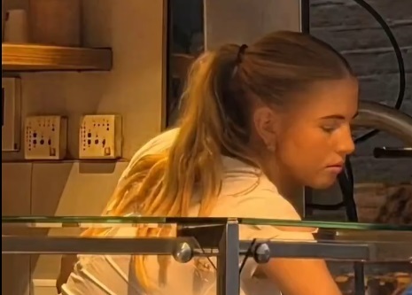 '.【動画】オランダの爆乳アイス屋さんwwwwww'