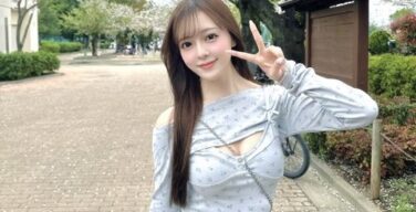 【画像】声優さん、ドスケべすぎる服で花見へ行ってしまう