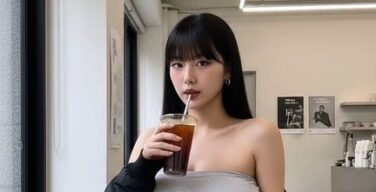 【画像】こんな乳して朝っぱらからアイスコーヒー頼むなんて舐めてんの?