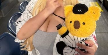 爆乳美女、エロい格好でロッテ戦を見に行ったら叩かれてしまう