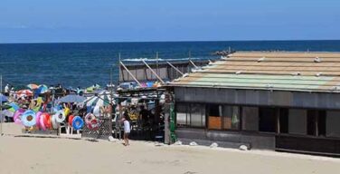 【画像】海の家、ちょっぴりエッチなものを貸し出してしまう