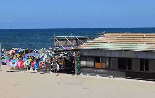 【画像】海の家、ちょっぴりエッチなものを貸し出してしまう