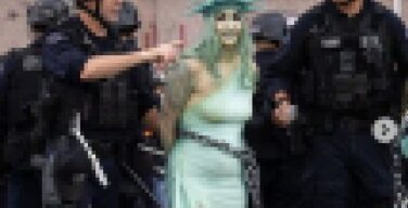 【画像】激エロ自由の女神さん、逮捕