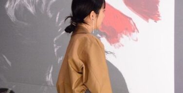 【画像】浜辺美波さん、身体が薄すぎる