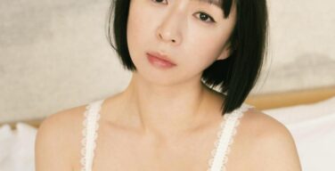 【悲報】元爆乳ロリグラドル酒井若菜さん、FRIDAYの表紙で不機嫌そうに乳出してしまう